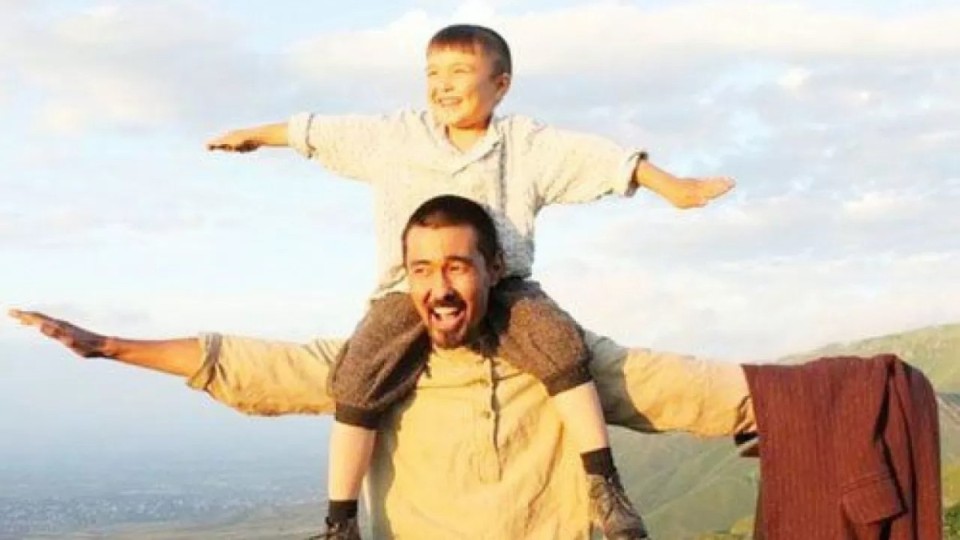 "Қазақта әріпсіз сөз бар": Әке махаббатын сөзбен емес, үнмен жеткізген қазақы құндылық (ВИДЕО)