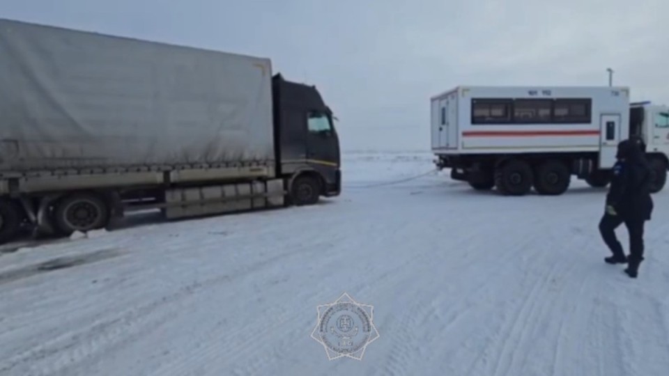 Ақтөбе облысында жүк көліктер қар құрсауында қалып қойған