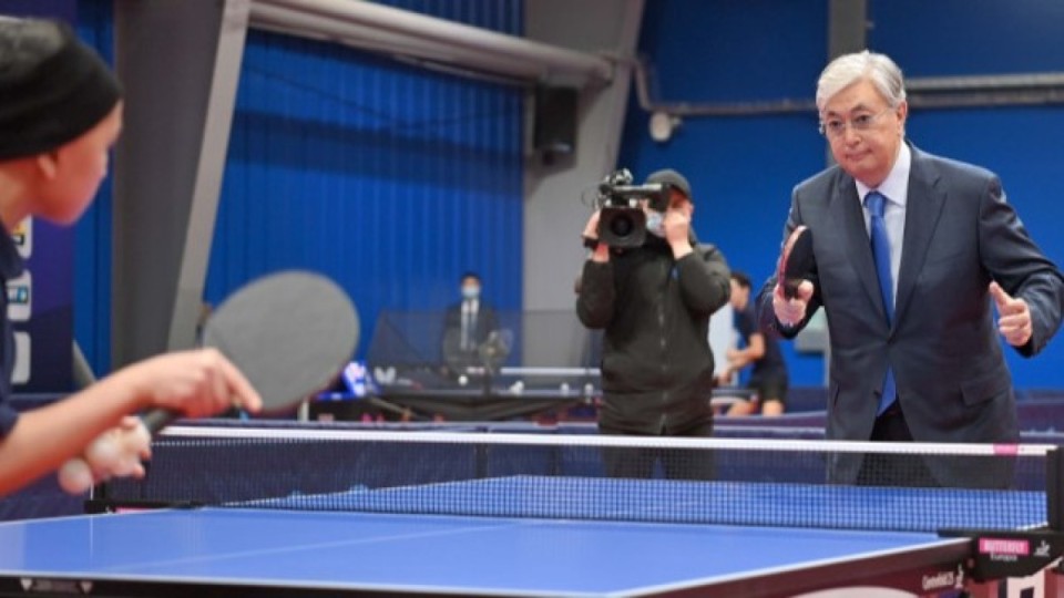 "Йогамен шұғылданып, теннис ойнаймын". Президент салмақ тастауының сырын ашты