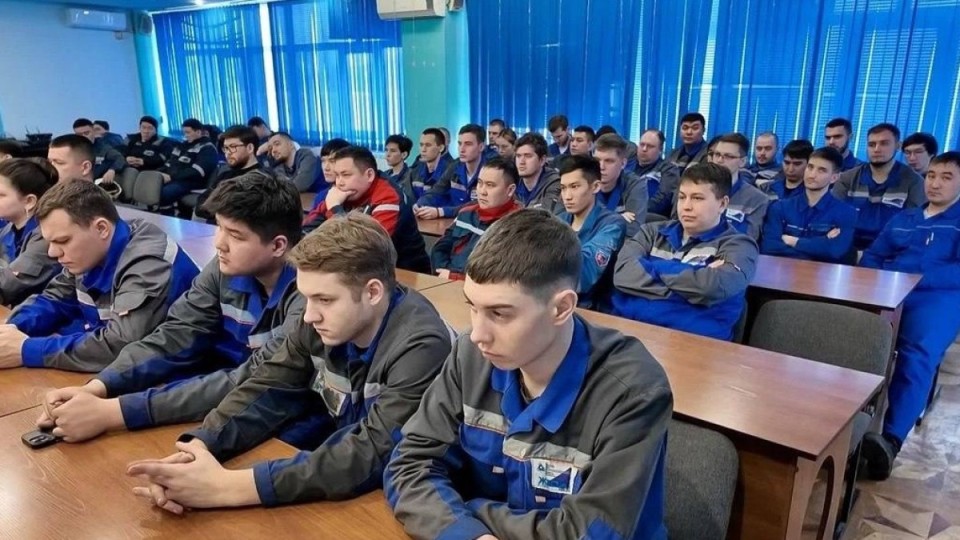 Өскеменде жұмысшы жастармен құқық бұзушылықтардың алдын алу бойынша профилактикалық кездесулер өтуде