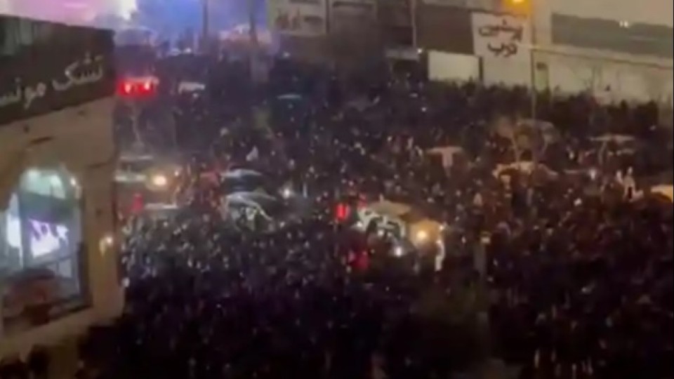 Ирандағы жаппай наразылықтар: интернет бұғатталып, блокпосттар қойылды