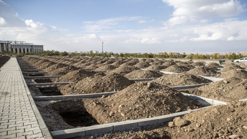 Түркияда билік 500 қабірді алдын ала қазып қойды: себебі неде? (ВИДЕО)