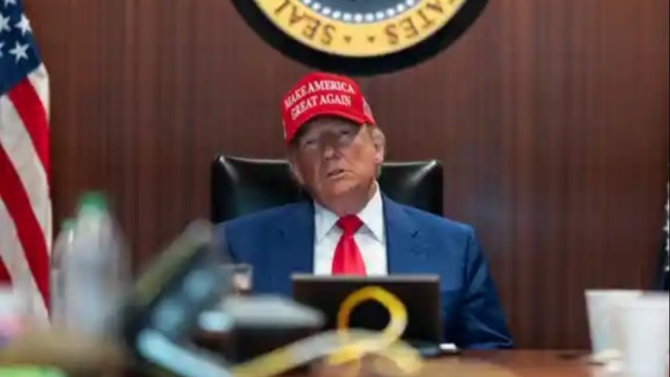 Трамп: Ирандағы наразылықты жалғастырып, билік нысандарын басып алу керек