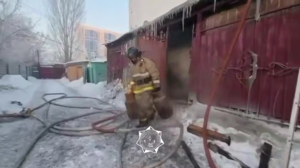 Астанада екі қабатты коттедж бен цех өртенді