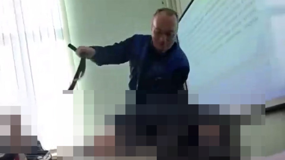 Көп шулап, тыңдамаған 7-сынып оқушысын мұғалімі қолын байлап, белдікпен ұрған (ВИДЕО)