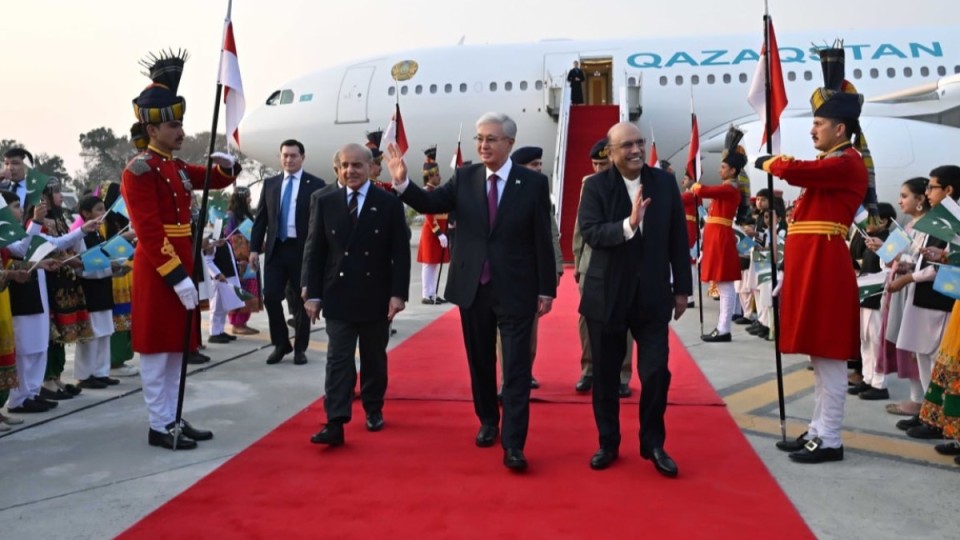 Тоқаевты Исламабад әуежайында Пәкістан Президенті мен Премьер-министрі қарсы алды
