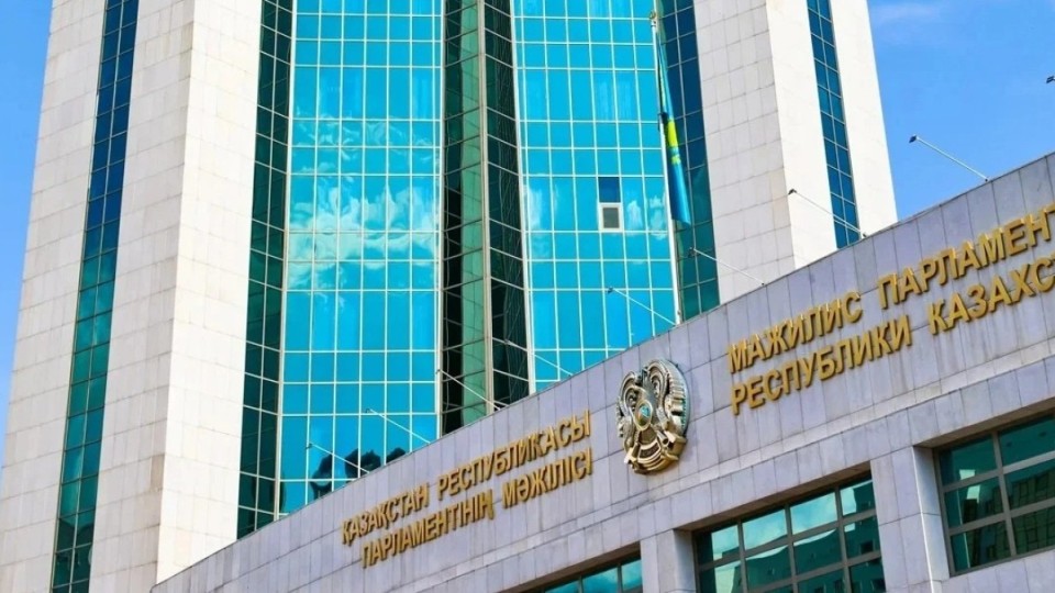 Мәжіліс жұмысшылардың құқығын қорғауға қатысты заңды қабылдады