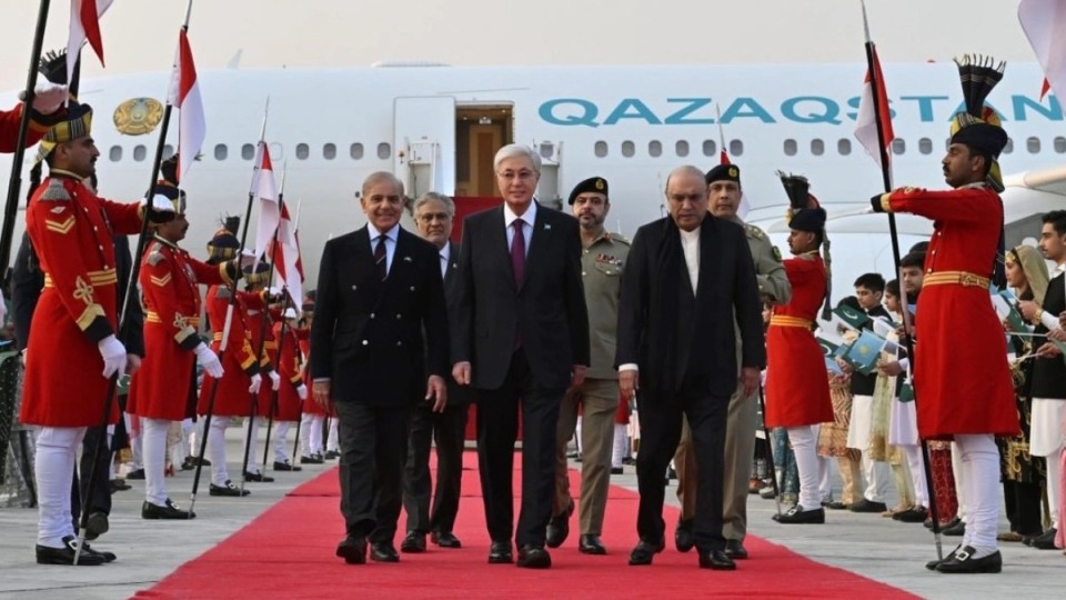 Мемлекет басшысын Пәкістан Президенті Асиф Али Зардари қарсы алды