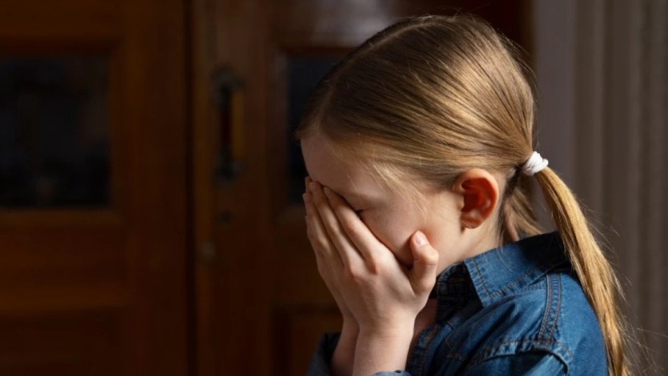 Қаскөйлер 13 жастағы оқушының суреттерін пайдаланып интимді қызмет ұсынған