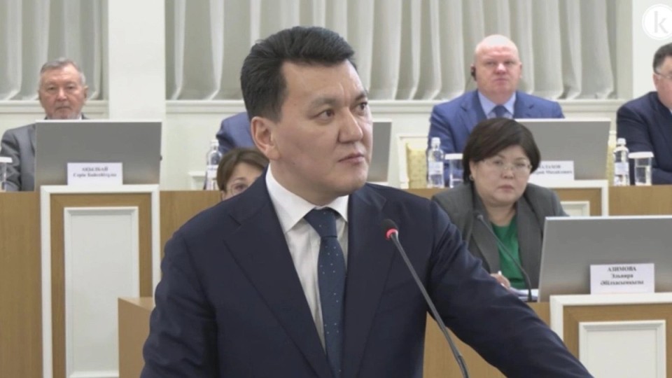 Жаңа Конституцияны 30 жыл бұрынғыдай шағын топ емес, 130 адам дайындап жатыр – Ерлан Қарин