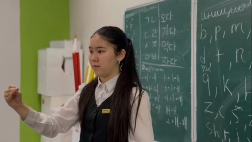 17 жастағы оқушы қыз 9 тілді меңгергенінің арқасында Астанадан пәтерге ие болды (ВИДЕО)