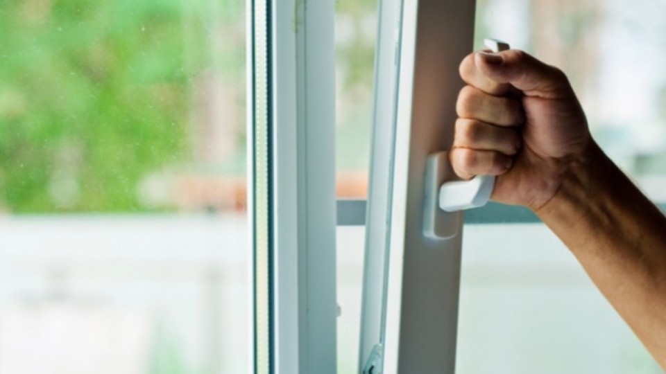 Жамбыл облысы тұрғыны екі баласын терезеден лақтырып жіберді