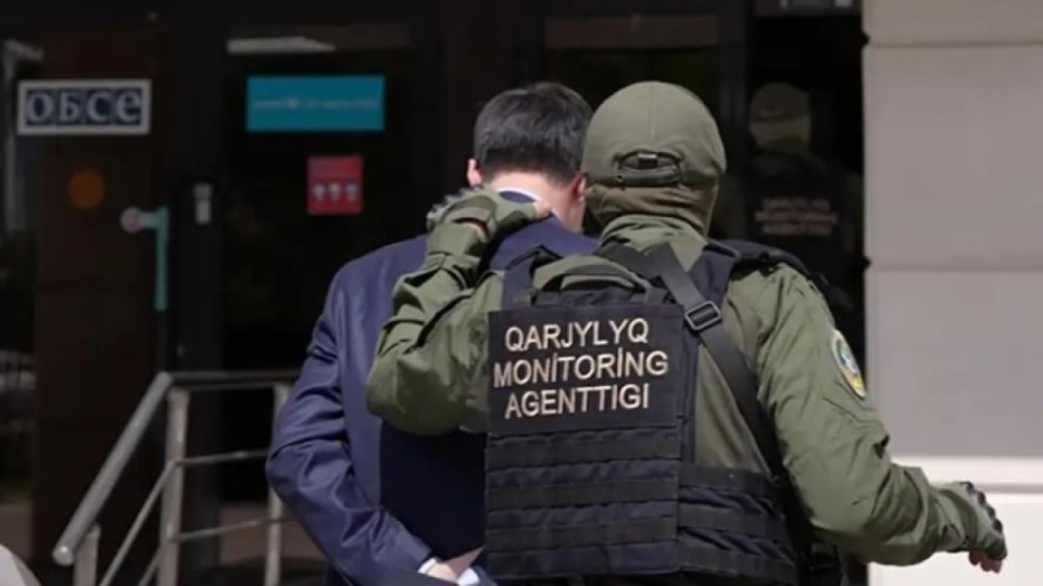 «БАӘ-дегі үйлер, 10 баспана және люкс көліктер: “Актив Ломбард” иесінің ауқымды байлығы тәркіленді