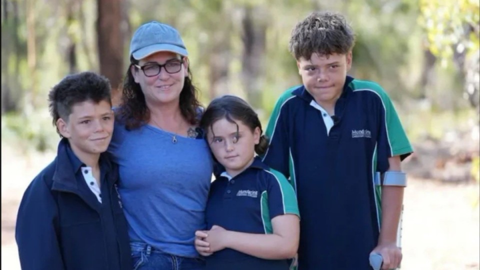 13 жастағы бала теңізге батып кеткен өзінің отбасын құтқарамын деп 4 сағат жүзіп, адам сенгісіз оқиғаға тап болды