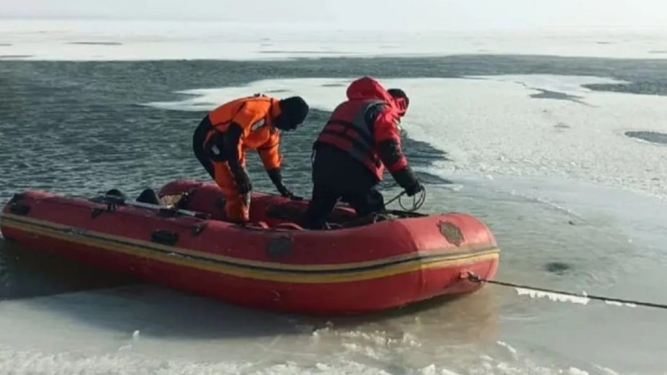 Қарағанды облысында балық аулауға шыққандардың көлігі мұз астына түсіп кетті: біреуі қаза тапты