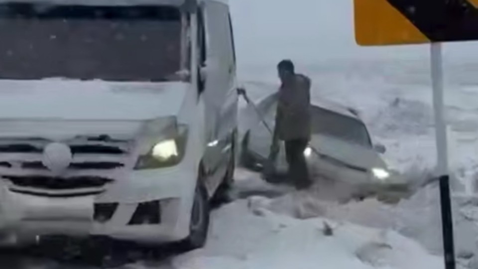 Самара – Шымкент трассасында жолаушылар мінген көлік қар құрсауында қалды