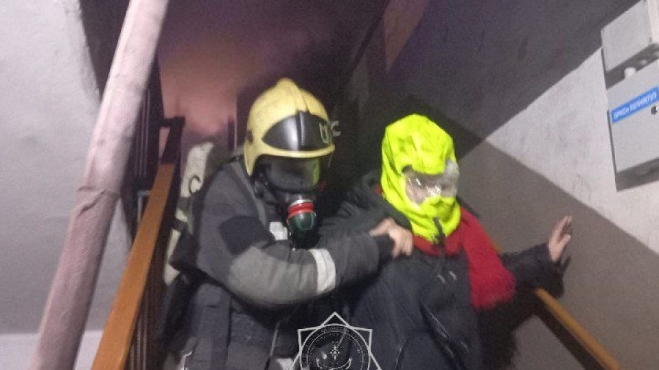 Семейде тұрғын үйден өрт шығып, 15 адам құтқарылды