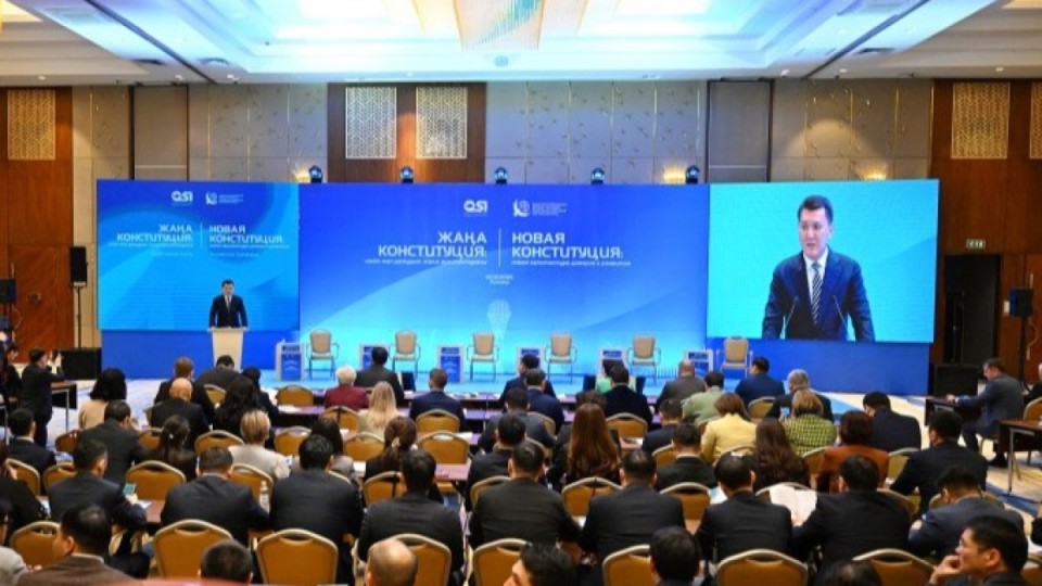 Ерлан Қарин жаңа Конституция жобасына арналған сарапшылар талқылауына қатысты