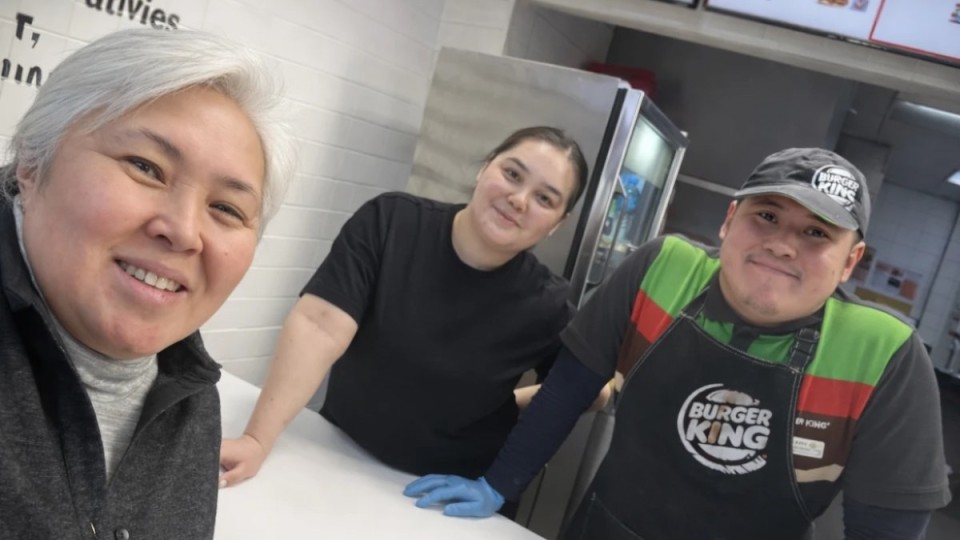 Аутист баланың анасы мен Burger King өкілінің кездесуі айғаймен аяқталды