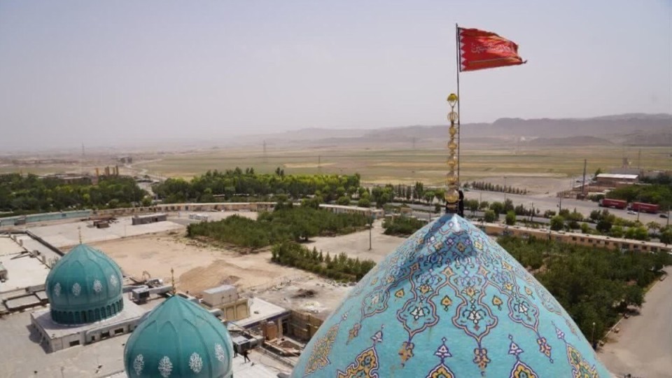 Иранда «кек туы» көтерілді: Жамкаран мешіті үстінде қызыл ту желбіреді