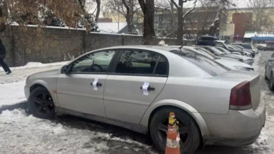 Семейде көліктің ішінен екі адамның мәйіті табылды