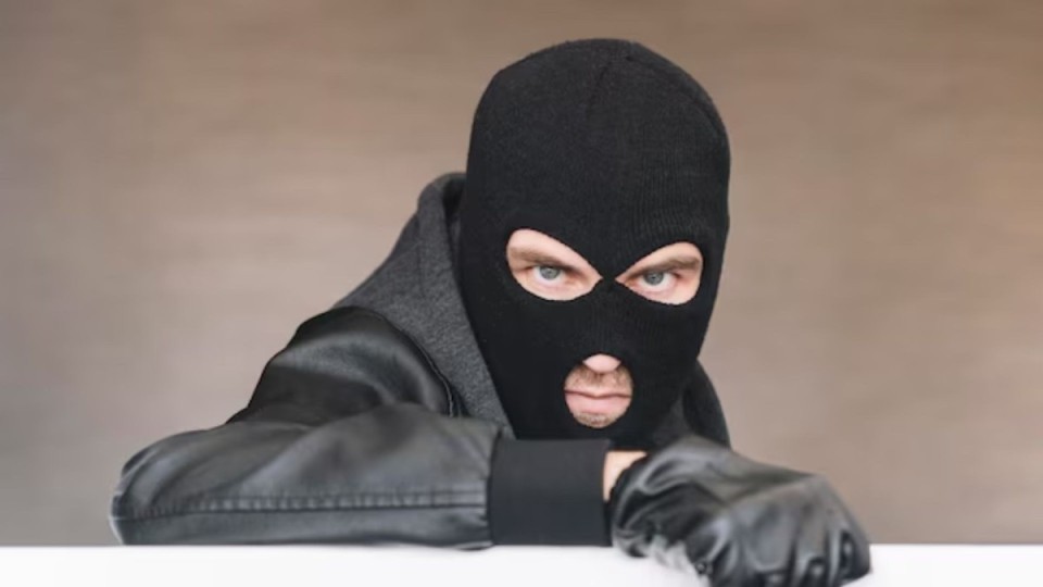 Күйеуінен ұрыс естімеу үшін әйелі үйіне әдейі "ұры түсіріп", күтпеген әрекет барған