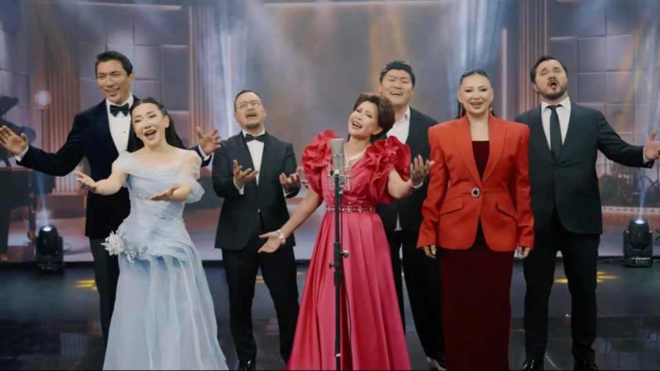 "Халықтың Ата заңы": Роза Рымбаева бастаған әншілер Конституция жайлы ән шырқады (ВИДЕО)