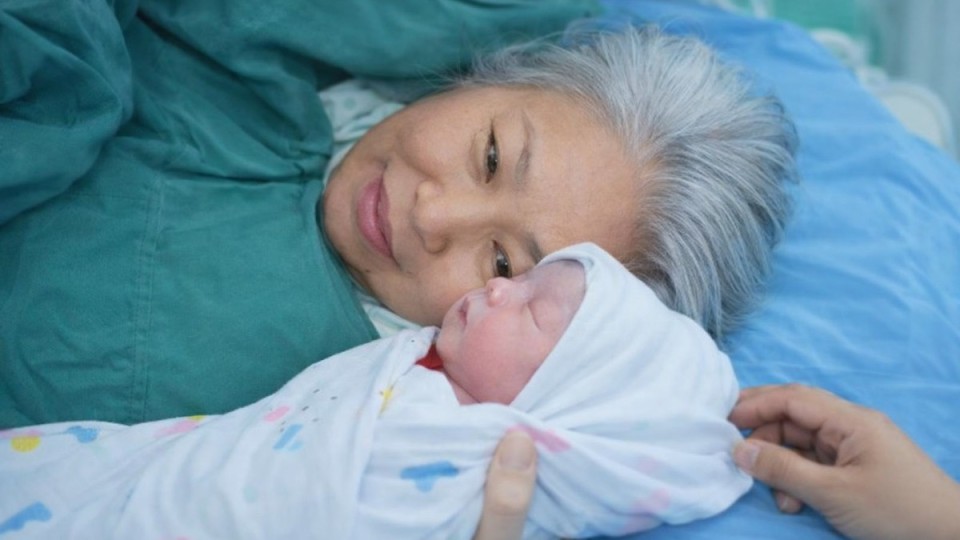 Жалғыз ұлынан айрылып қалған 63 жастағы әйел дүниеге қыз баланы әкеліп, жұртты таңғалдырды