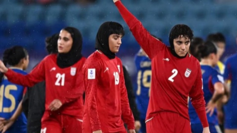 Әнұран айтудан бас тартқан ирандық футболшылардың құжаттары тәркіленді