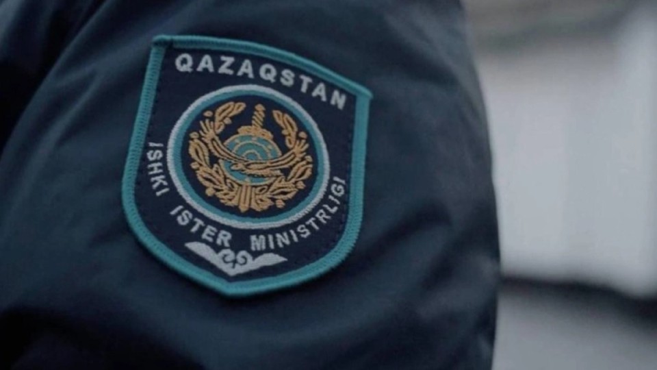 Полицей бастығын ұрып, тұншықтырып тастаған. Іс сотқа жетті