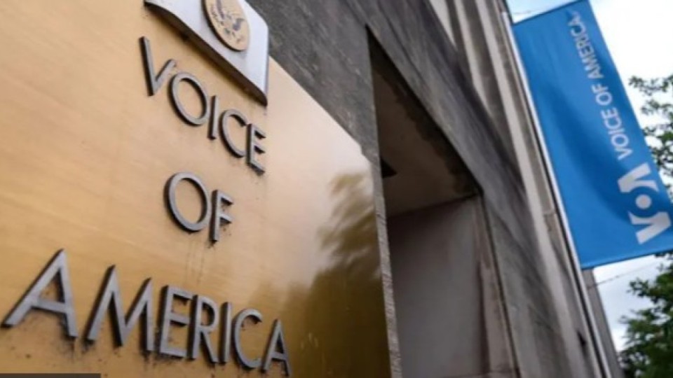 АҚШ соты Трамптан "Америка дауысы" радиосының 1042 қызметкерін жұмысына қайта алуды міндеттеді