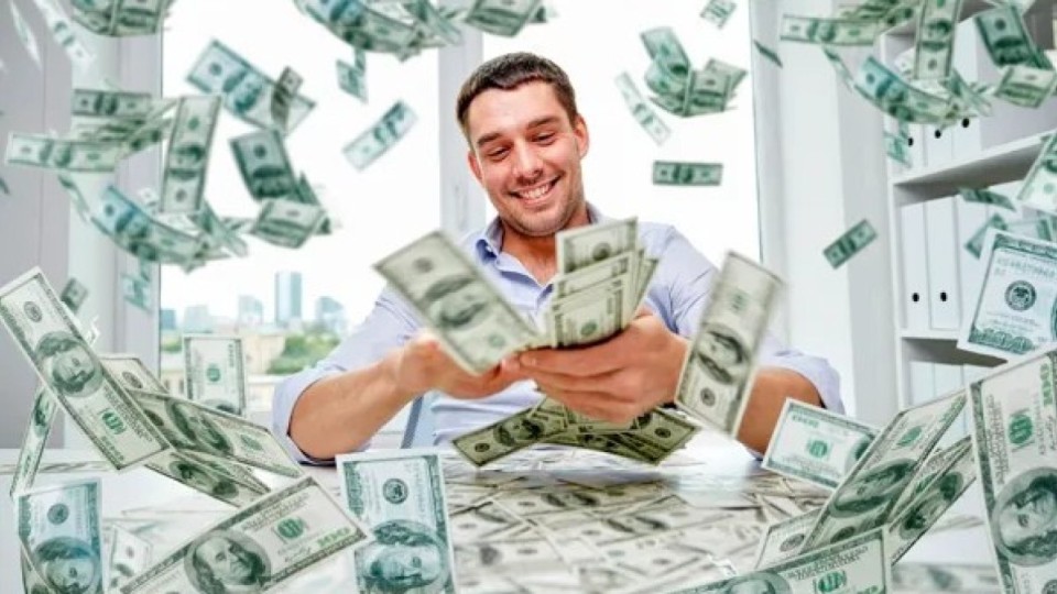 Ер адам енесінің арқасында лотереядан жеңіске жетіп, бір күннің ішінде миллионер атанды