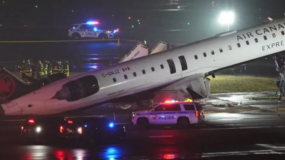 Нью-Йорк әуежайында ұшақ көлікпен соқтығысты, жараланғандар бар.