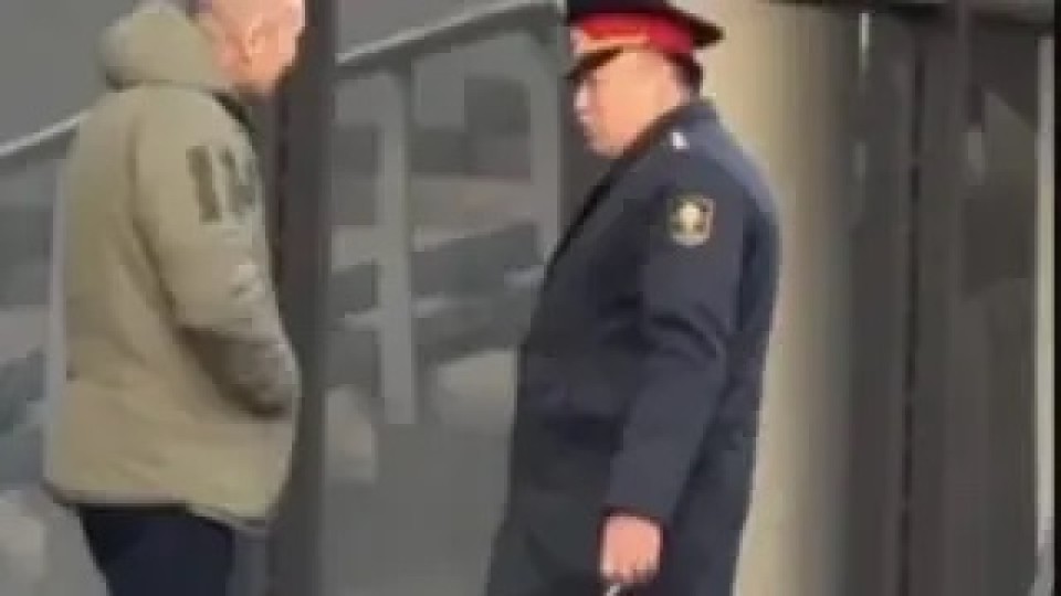 Қырғызстан ІІМ басшысы қоғамдық жерде темекі шеккені үшін айыппұл арқалады