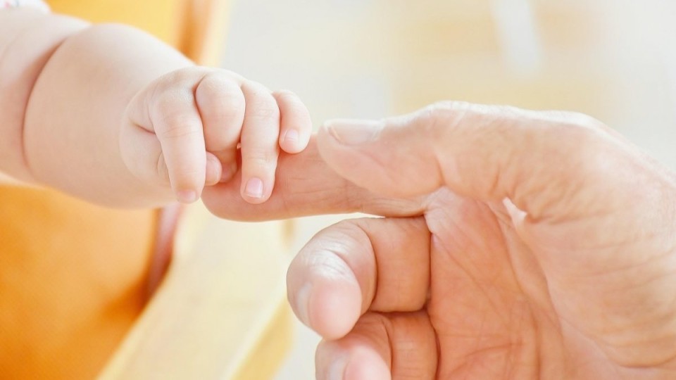 Бірнеше ауруды арқалаған әйел 60 жасында алғаш рет ана атанды (ФОТО)