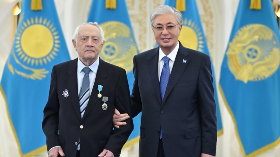 Тоқаев Ерванд Ильинскийге «Қазақстанның Еңбек Ері» атағын тапсырды