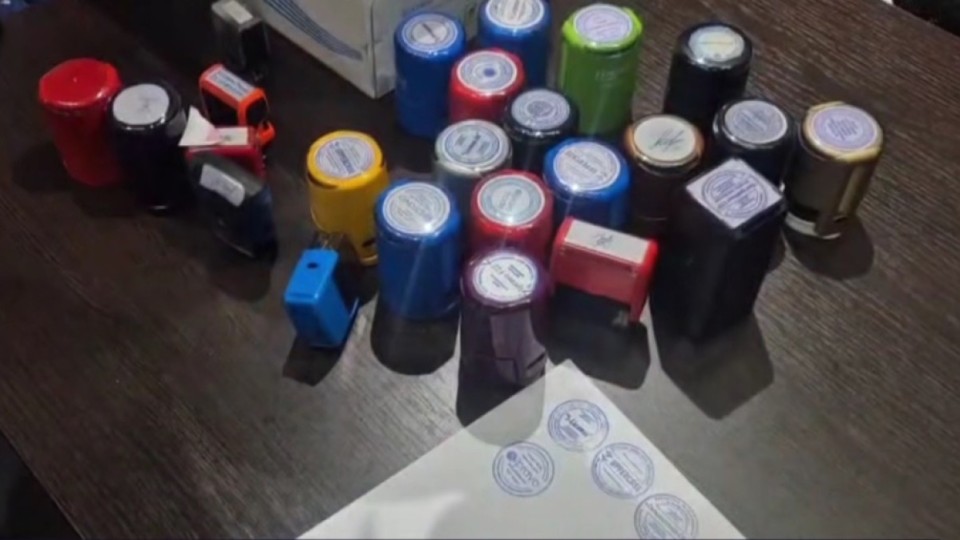 Жалған құжатпен лицензия берген: Алматыда күдіктілер ұсталды