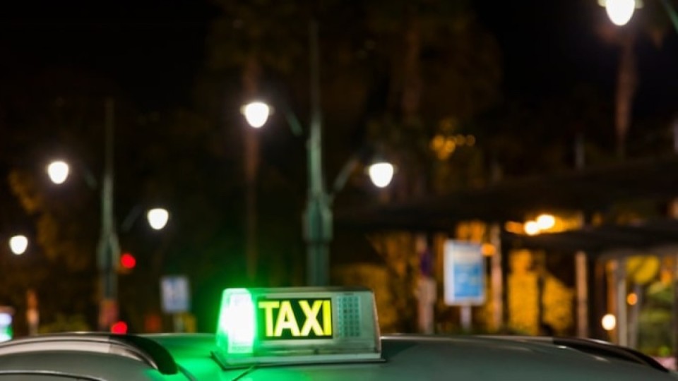 Атырауда такси жүргізушісі жолаушыны пышақтап кетті