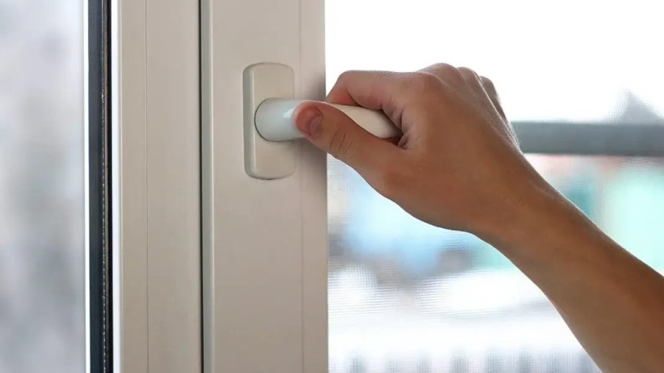 Қостанайда 15 жастағы қыз көпқабатты тұрғын үйдің терезесінен құлап кетті