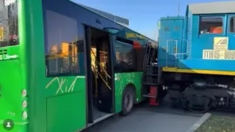 Алматы облысында пойыз автобуспен соқтығысты