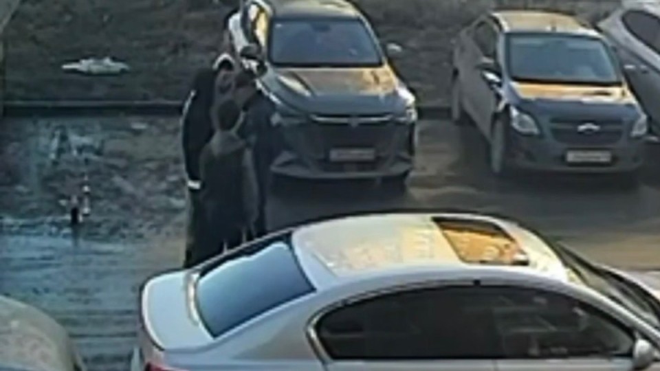 Қостанайда бір топ жігіт полицейді ұрып кетті