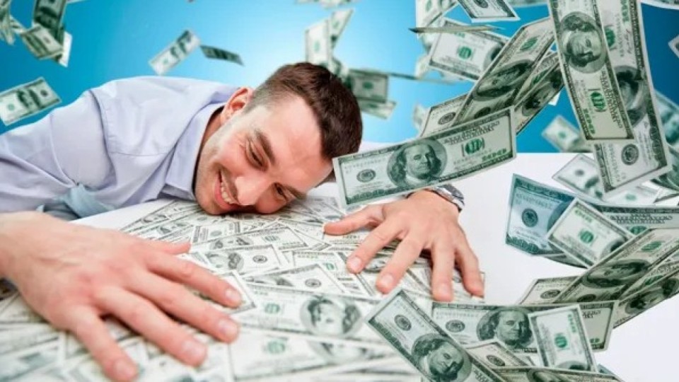 55 жастағы әйел өзінен 30 жас кіші жігітке үйленіп, 3 миллиард теңге ақшасын сыйлаған (ФОТО)