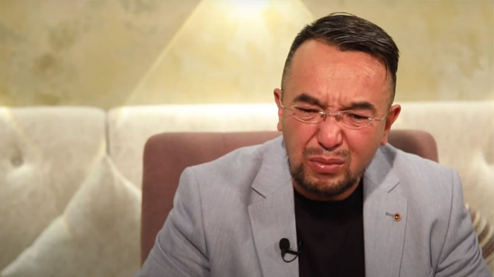 "Амал нешік? Мәңгілік ешкім жоқ": Әнші Нұрлан Албан марқұм анасын еске алып, елді жылатты (ВИДЕО)