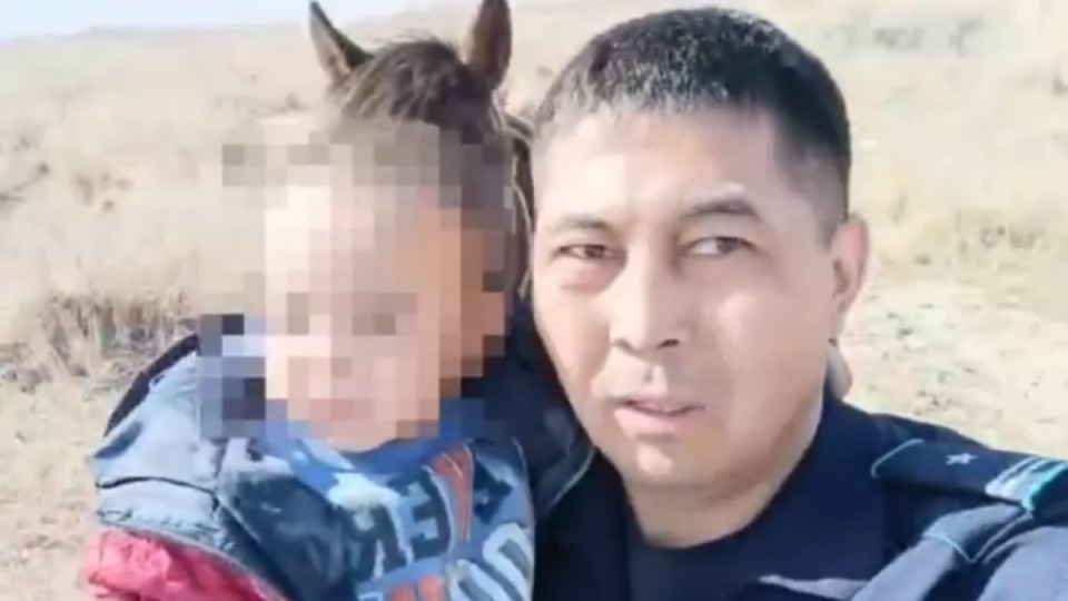 “Келе ғой, айналайын”: Абай облысында атты полицей адасып кеткен 3 жасар баланы құтқарды