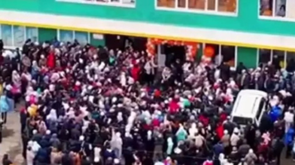 Өскеменде жаңа дүкеннің ашылуында таратылған тегін палау адамдар арасында талас тудырды