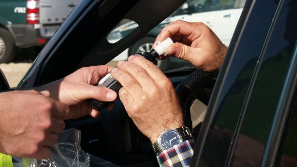 «Алкотестер скотчпен оралған»: депутат жүргізушілерді тексеру тәртібіне күмән келтірді