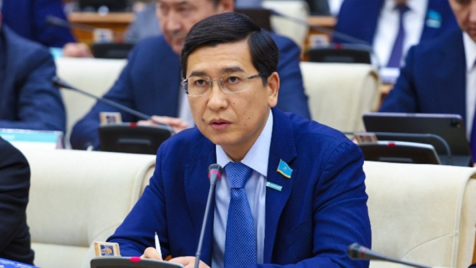 «Қанша бұйрық қабылданса да, нәтиже жоқ». Аймағамбетов мектеп бітіру кеші туралы айтты