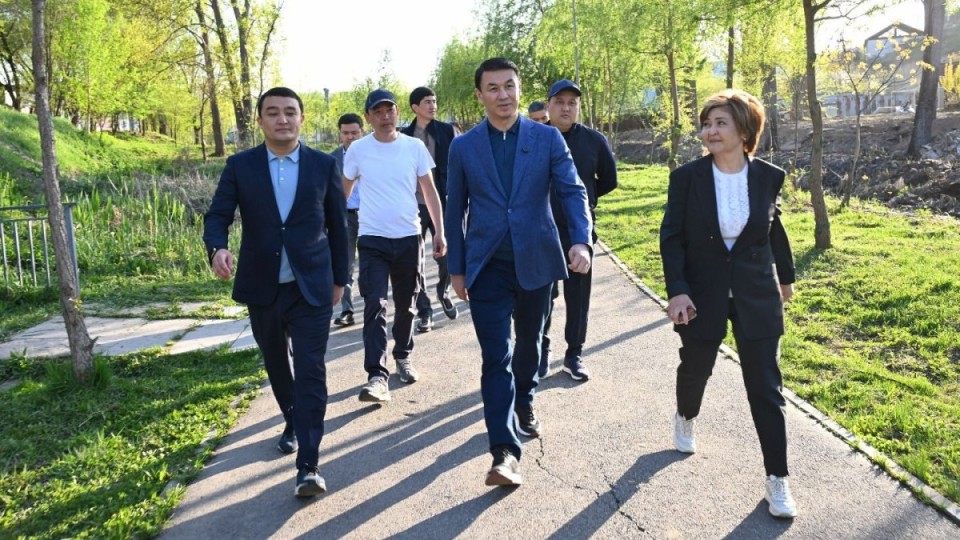 Алматы әкімі Жетісу ауданындағы абаттандыру жобаларымен танысты