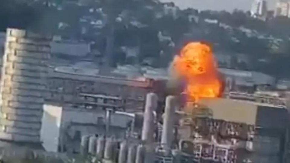 Дрон шабуылынан кейін «Роснефть» мұнай өңдеу зауыты өртеніп жатыр