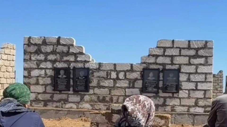 Жангелдин ауылында қаза тапқан отбасының бейітіне құлпытас қойылды